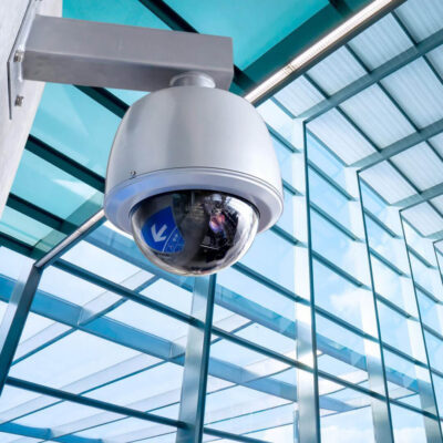 Caméra de surveillance dans un lieu public