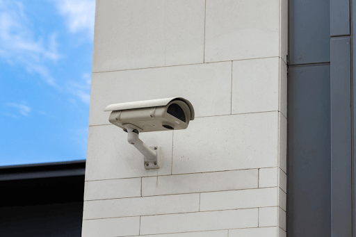Caméra de surveillance sur un mur blanc