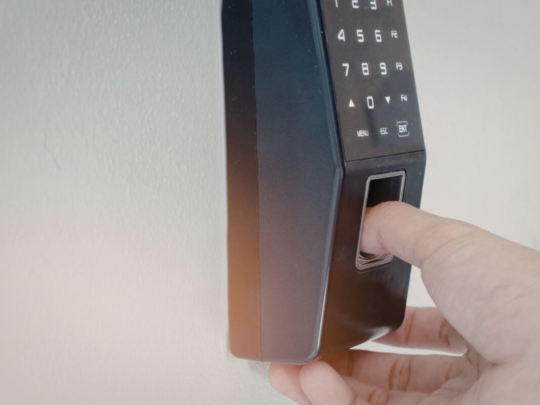 Système de contrôle d'accès commercial installé par taz alarme, assurant la sécurité d'une entreprise.