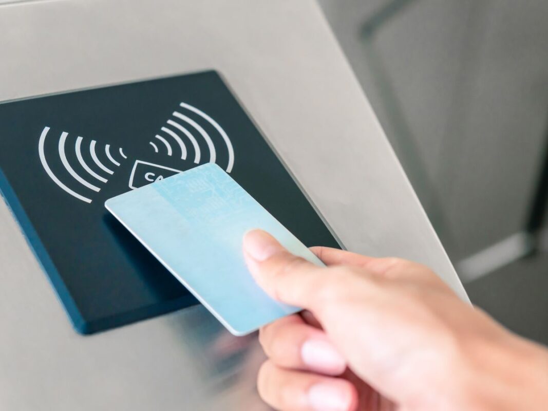 Système de contrôle d'accès par carte à puce installé par taz alarme pour une entreprise