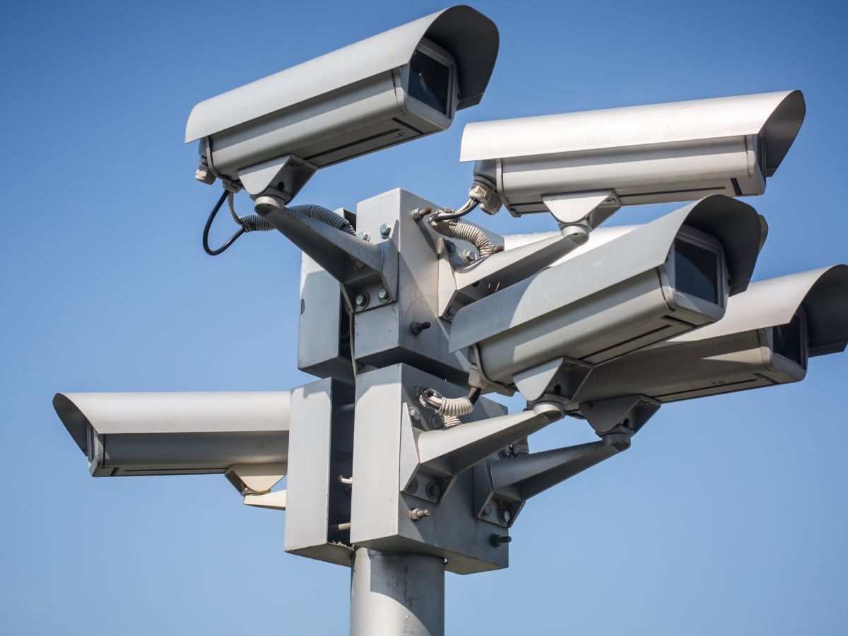 Caméras de surveillance de chantier installée pour la sécurité et la protection du site.