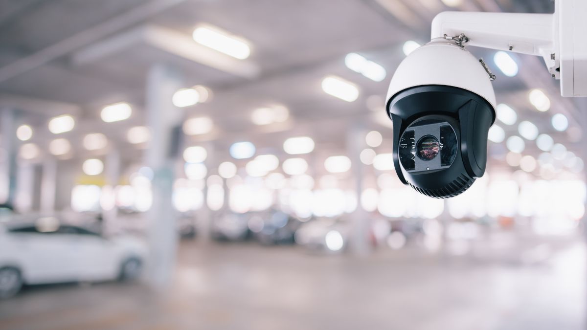 Caméras de surveillance en entreprise 1 Caméra de sécurité extérieure surveillant un stationnement commercial
