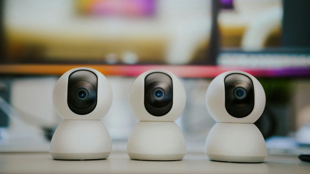 Exemples de caméras de surveillance commerciales installées par taz alarme, les experts en sécurité d'entreprise.
